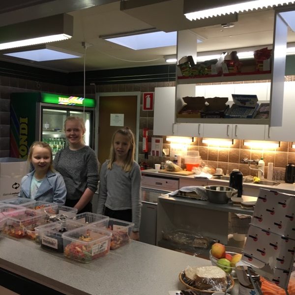 Cecilie, Marie og Julie hjælper med at passe cafeteria sammen med sine forældre.